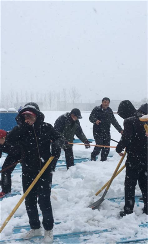 用心扫出一条温暖的路 ---南京机电师生夜间共同扫雪除冰，确保校园平安出行