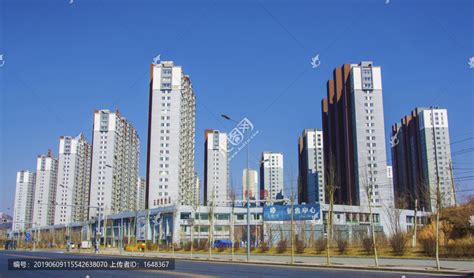 鞍山高新区玉龙河湾与远处的建筑群高清图片下载_红动中国