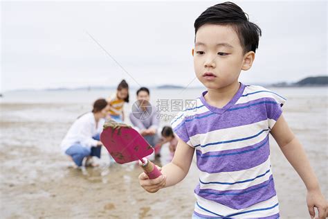在海边捡石子的小孩高清图片下载-正版图片502217750-摄图网