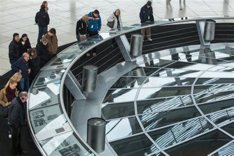 Leute Besuchen Die Moderne Haube Auf Dem Dach Des Reichstag ...