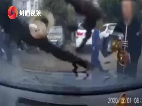 柳州六旬老人被卷入车底，20多位市民抬车救人_凤凰网视频_凤凰网