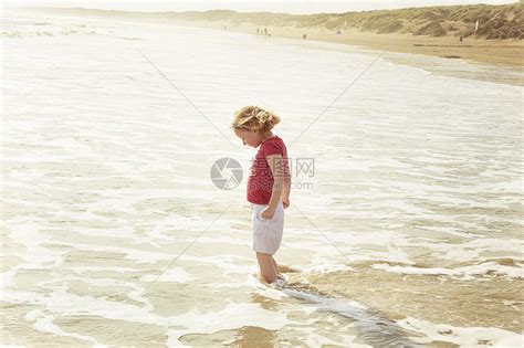 女孩走在海水中高清图片下载-正版图片501844042-摄图网