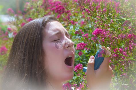 有花粉过敏的花园少女在花卉园里高清图片下载-正版图片504953732-摄图网