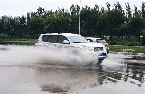 郑州下雨中巴车被淹 10多名乘客“游”上岸_大豫网_腾讯网