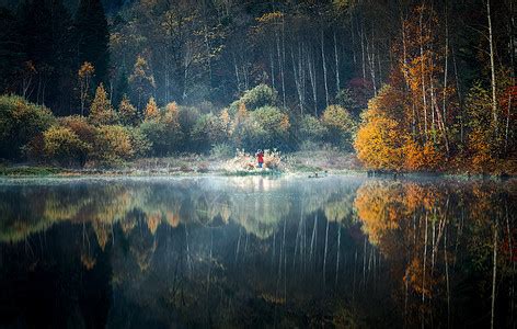秋天森林中宁静的湖泊景观高清图片下载-正版图片600247904-摄图网