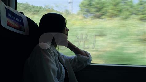 青年女性坐在高铁上高清图片下载-正版图片501426320-摄图网