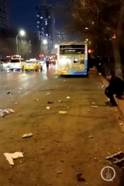 武汉一公交车突发交通意外致2死3伤，肇事司机已被控制_凤凰网