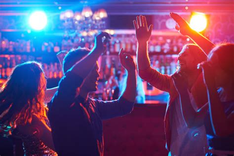 青年男女在酒吧跳舞高清摄影大图-千库网