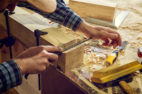 专业,木工,木工人的两个木匠测量木工板车间车间测量木板的木匠高清图片下载-正版图片300165438-摄图网
