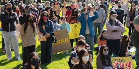 美国反对歧视亚裔游行现场：我们想要公平！_新浪新闻