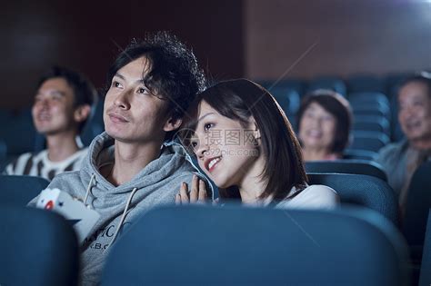 观看电影的观众在电影院高清图片下载-正版图片502231279-摄图网