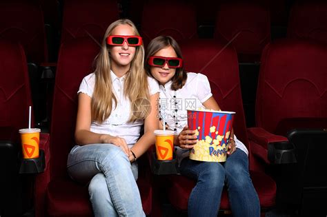 两个轻女孩电影院看电影高清图片下载-正版图片300477301-摄图网
