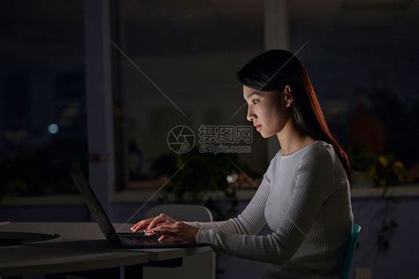 深夜工作加班的职场女性高清图片下载-正版图片501807831-摄图网
