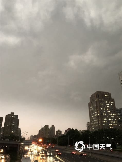 北京雷雨来袭！乌云密布 局地雨大似“泼水”-图片频道
