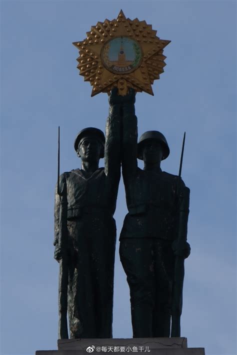 哈尔滨苏军烈士纪念碑 位于哈尔滨市南岗区省博物馆广场西侧……