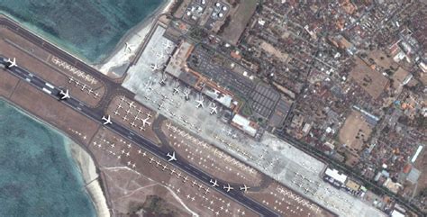 客机在巴厘岛机场冲出跑道落入海中 乘客全部获救-中新网