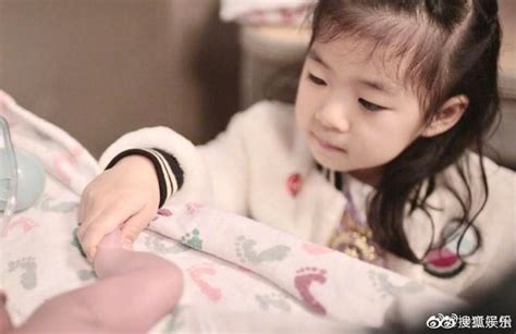 章子怡出席《父辈》首映礼 再戴刻有女儿醒醒名字的项链_新浪图片
