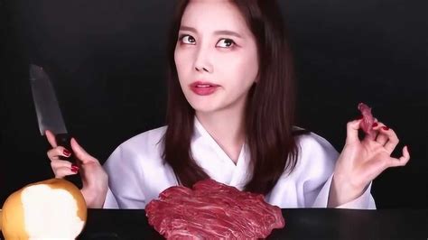 大胃王美食吃播，韩国妹子生吃整块牛肉