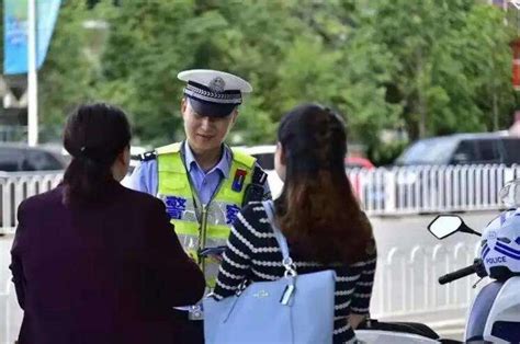 重庆交警对违停警车开罚单 获网友点赞-新闻中心-南海网