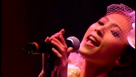 戴佩妮在2009年“野蔷薇”演唱会上演唱《野蔷薇》_新浪新闻
