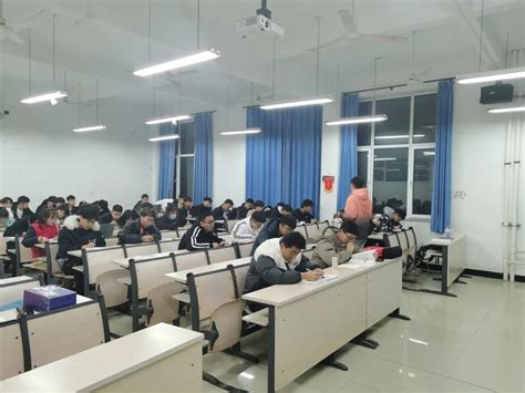 计算机专业1905班同学很认真在做网页设计-校园动态-新闻中心-广州市北达技工学校（唯一官网）