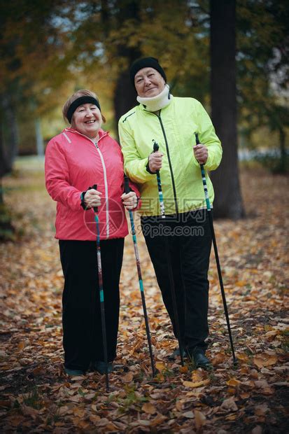 两名老年妇女站在公园里手持棍棒高清图片下载-正版图片505513152-摄图网