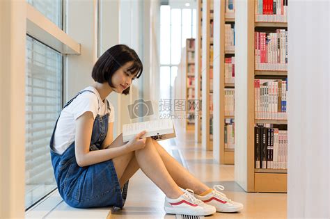 图书馆女孩图片