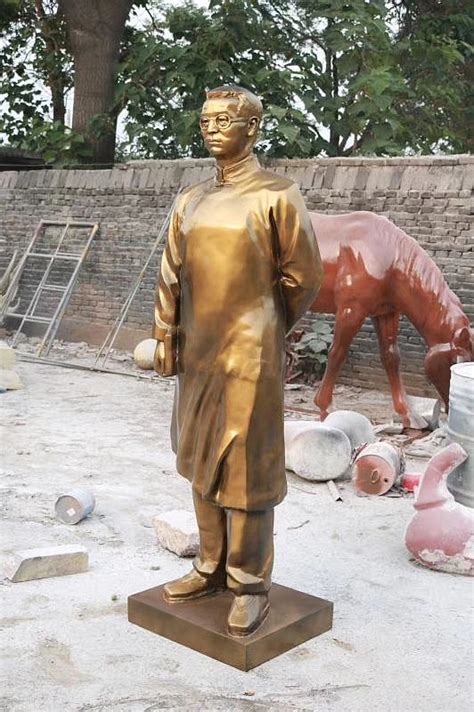 人物雕塑_玻璃钢铸铜穿越人物雕塑打电脑园林广场小品商业街 - 阿里巴巴