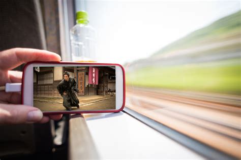 上班途中用手机看电影的人高清摄影大图-千库网