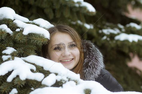 在雪树后的冬天女孩高清图片下载-正版图片504692896-摄图网