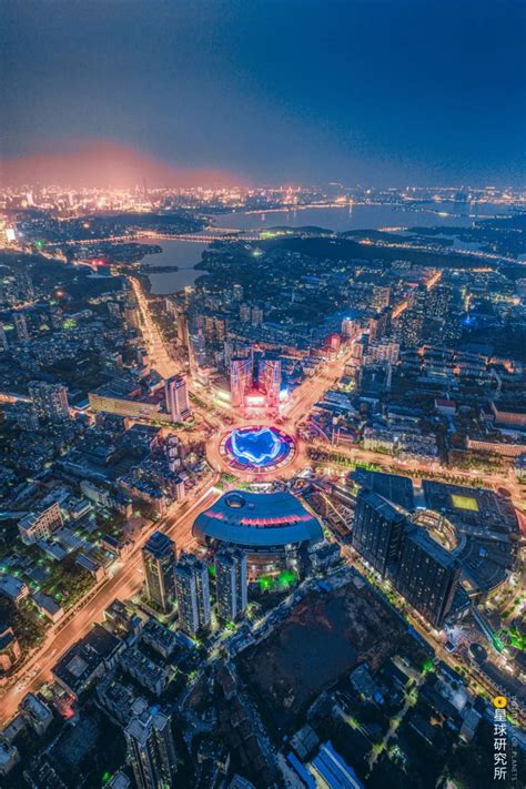 武汉东湖新技术开发区中的七色“星河”雕塑… - 堆糖，美图壁纸兴趣社区