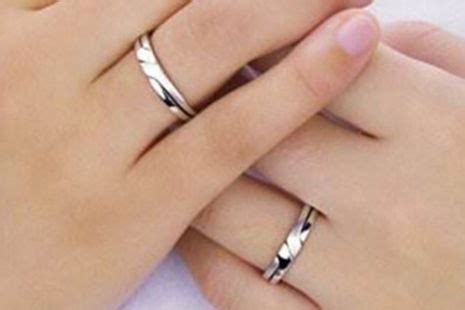 订婚戒指戴哪个手指？戒指戴法讲究多，不懂可千万别乱戴 - 知乎
