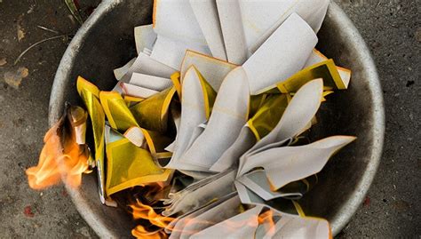 马来西亚清明节时烧纸钱和其他祭品