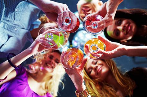 一群在酒吧聚会狂欢干杯喝酒的人图片下载 - 觅知网
