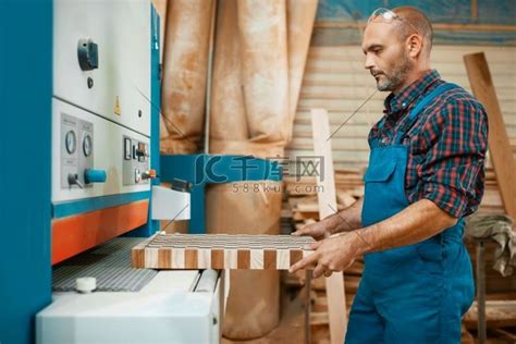 专业木工木工和人的概念木匠在车间测试高清图片下载-正版图片505889711-摄图网