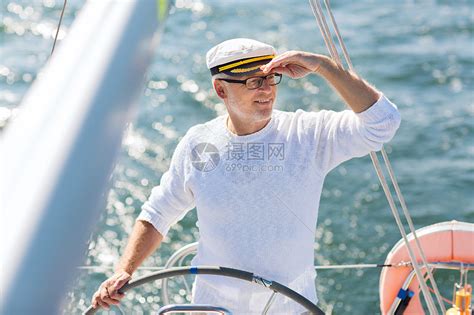 航海,龄,旅游,旅游人的快乐的老人戴着船长帽子方向盘航行帆船游艇漂浮海上高清图片下载-正版图片300609252-摄图网