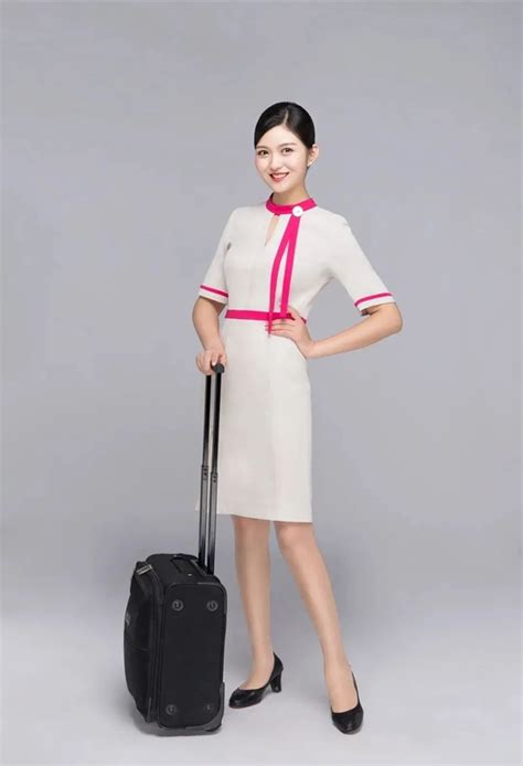 香港国泰航空空姐拒挂中文名牌 称"不讨好内地客" - 旅游资讯 - 看看旅游网 - 我想去旅游 | 旅游攻略 | 旅游计划