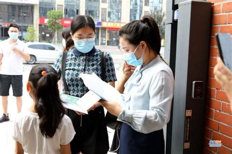 郑州市区小学入学线下报名第一天 有序、暖心、仪式感满满--新闻中心