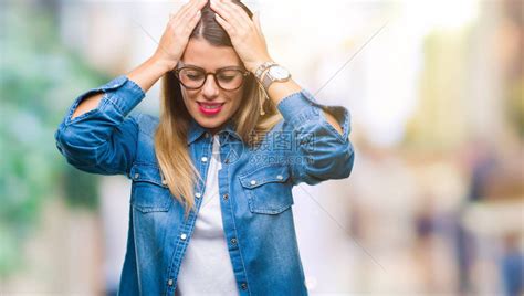 身戴眼镜的年轻美人因头痛和偏头痛而绝望地挣扎着高清图片下载-正版图片505522308-摄图网