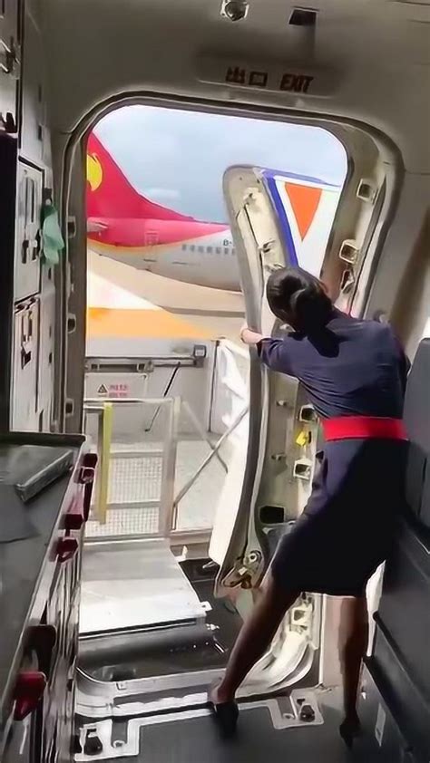 飞机舱门是如何打开的？看美女空姐是怎么做的，也是一个力气活！_腾讯视频