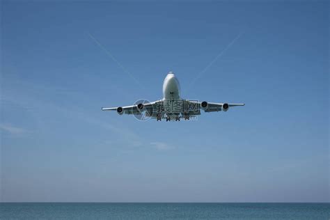 一架飞机在海上降落到机场高清图片下载-正版图片505062706-摄图网