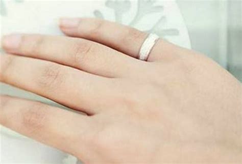 右手小拇指带戒指什么意思 起到的不仅仅是来在外表上装饰
