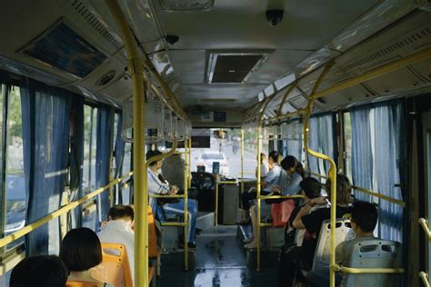 戴口罩乘坐公交车并与人保持距离插画图片下载-正版图片401683973-摄图网