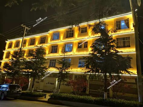 云南省迪庆维西沿街亮化提升改造工程成功亮灯-广东泓禧汇光电有限公司