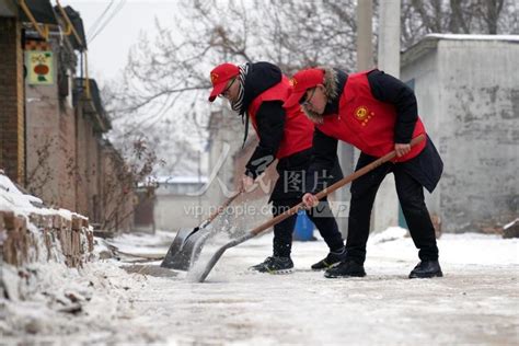 河北邢台：志愿者清理积雪迎新年-人民图片网