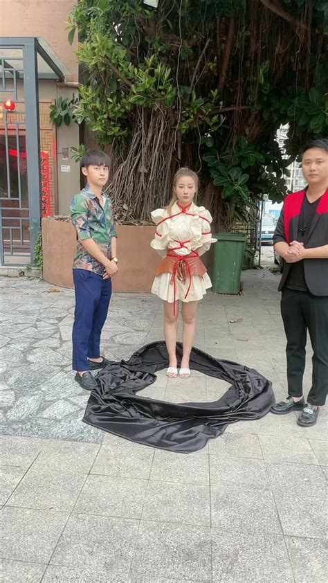 绑美女示范日本绳缚艺术:被虐式的美感_北京时间新闻