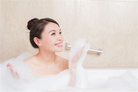 美丽的年轻女子洗澡高清图片下载-正版图片507560288-摄图网