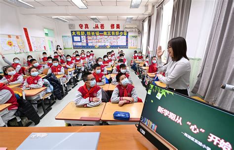 记者探访北京海淀实验小学返校复课，学生测体温入校