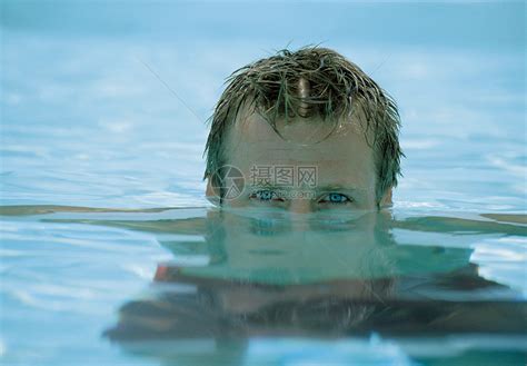 游泳的男人高清图片下载-正版图片501823219-摄图网