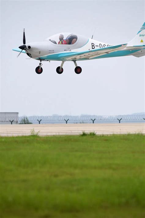 卓尔宇航自主研制的ZA800运动飞机成功首飞 - 木兰故里网